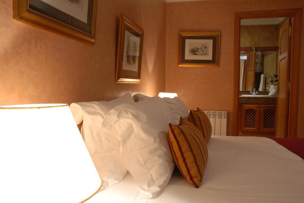 Le Palais Des Cerisiers Hotel Azrou Room photo