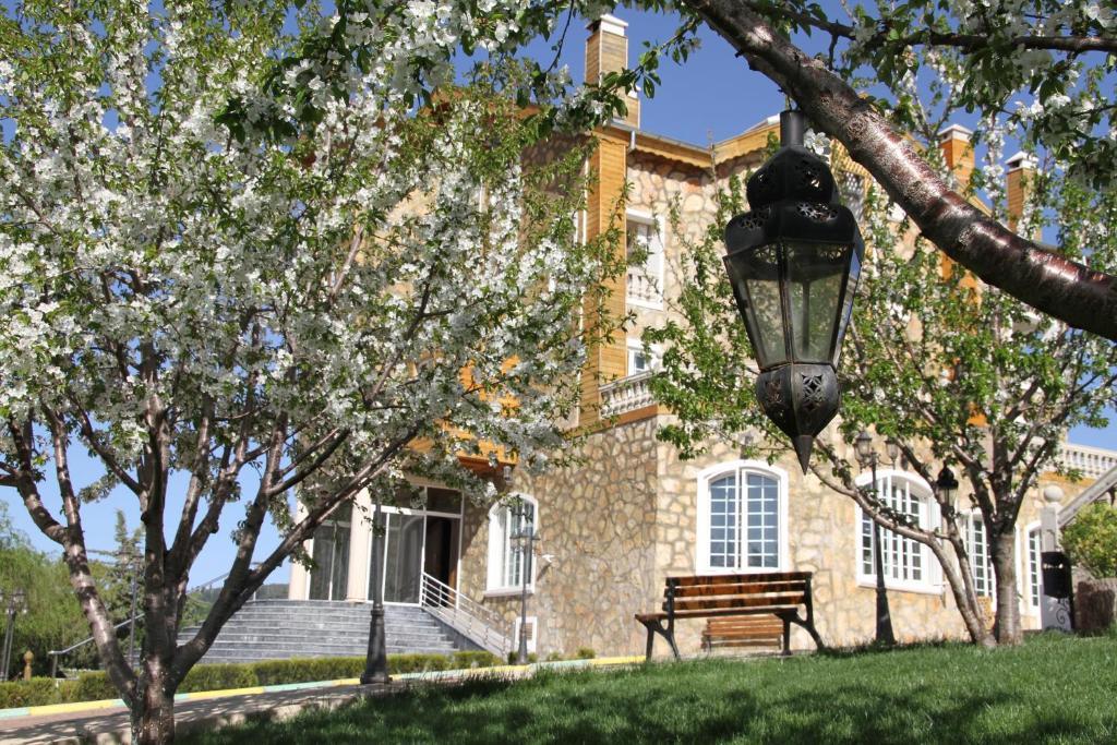 Le Palais Des Cerisiers Hotel Azrou Exterior photo